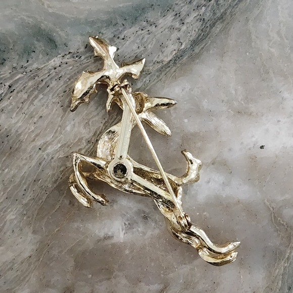 Reindeer mistletoe brooch - Picture 5 of 9